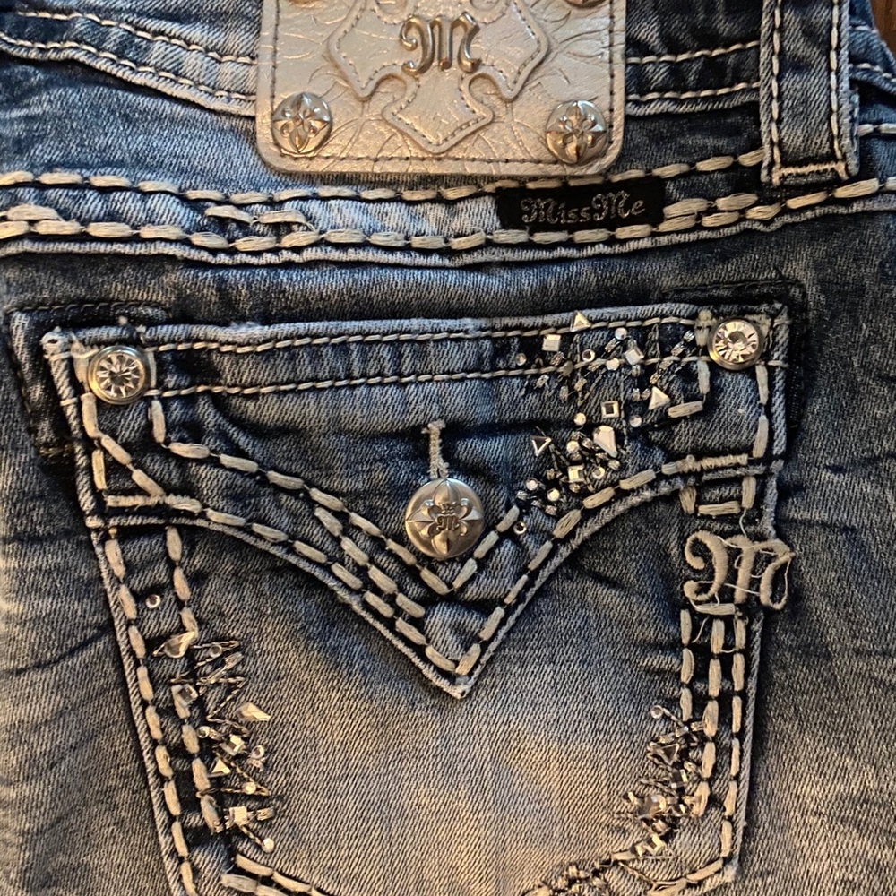 Miss Me Signature Crop 32x22